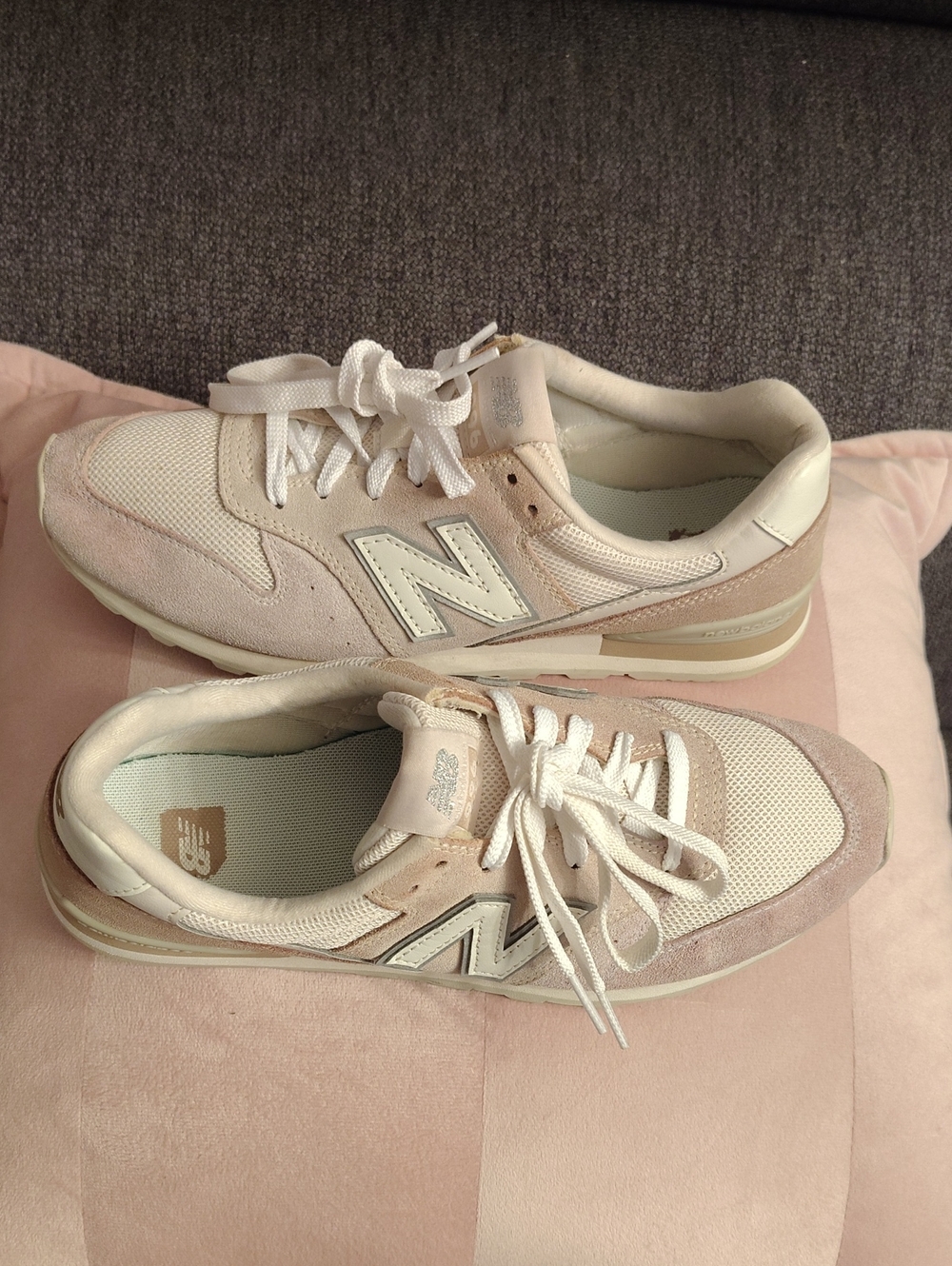 New Balance Women's , Cream Classic Sneakers